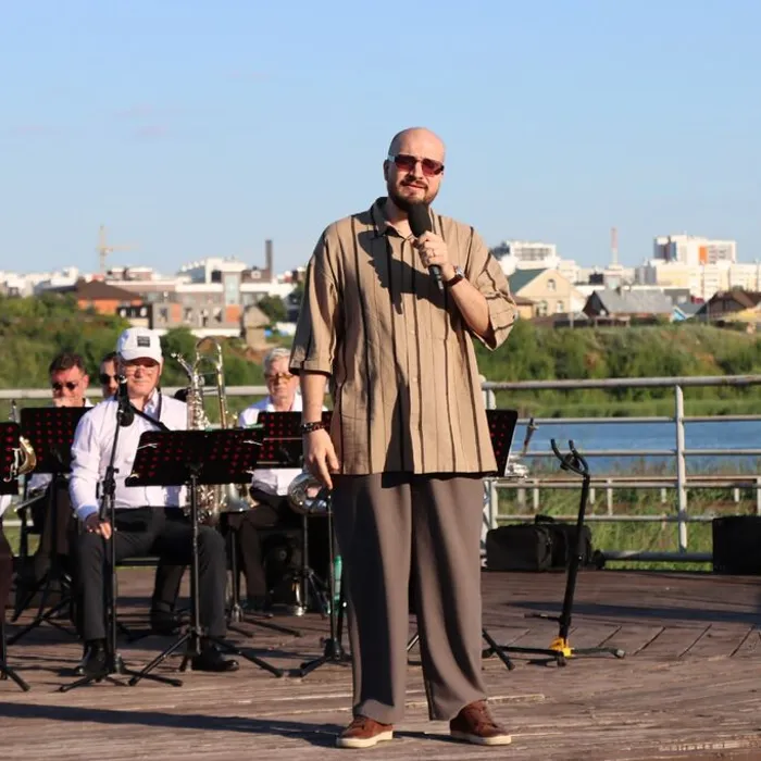 В городском саду играет духовой оркестр...